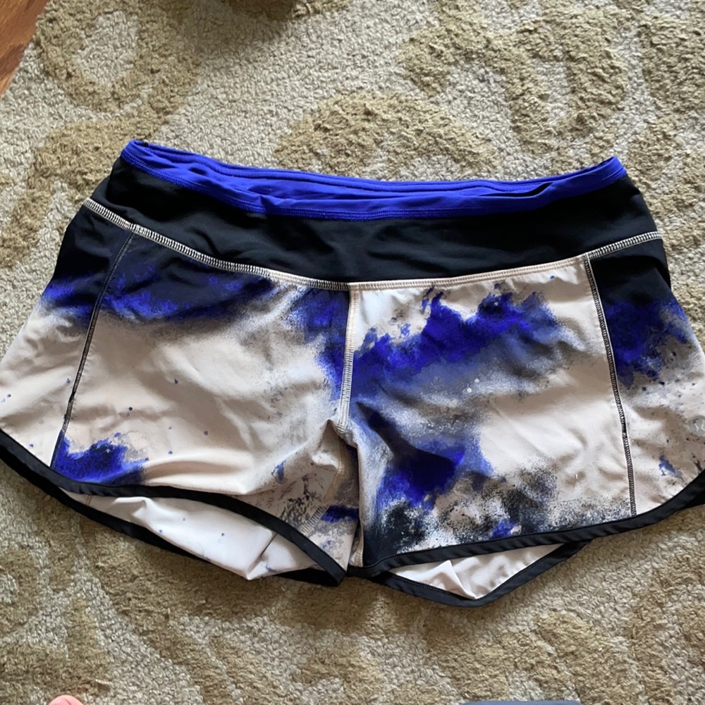 Lululemon Speed up, mid rise 4” shorts